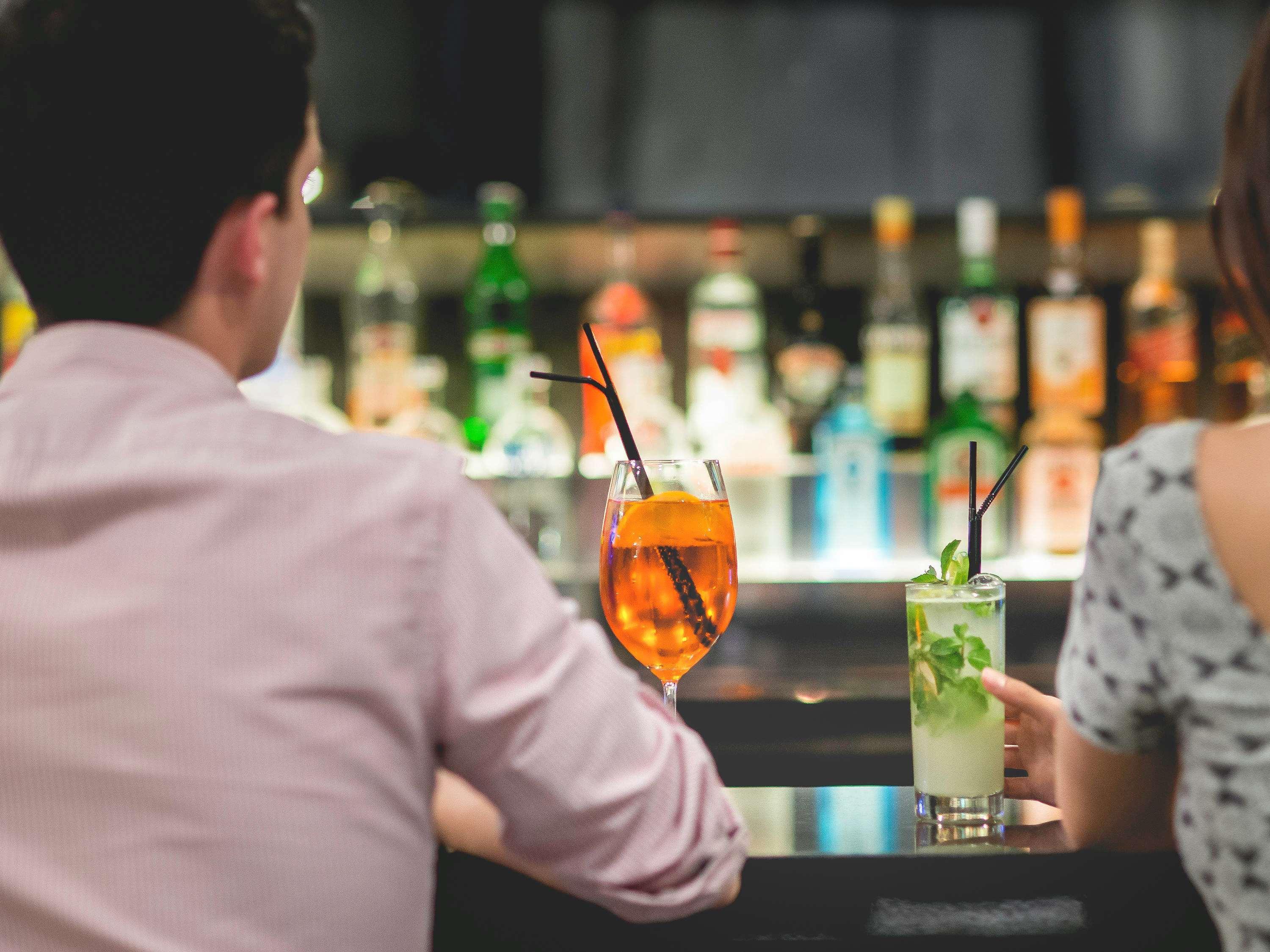 Pullman Santiago Vitacura Εξωτερικό φωτογραφία A couple drinking cocktails at a bar