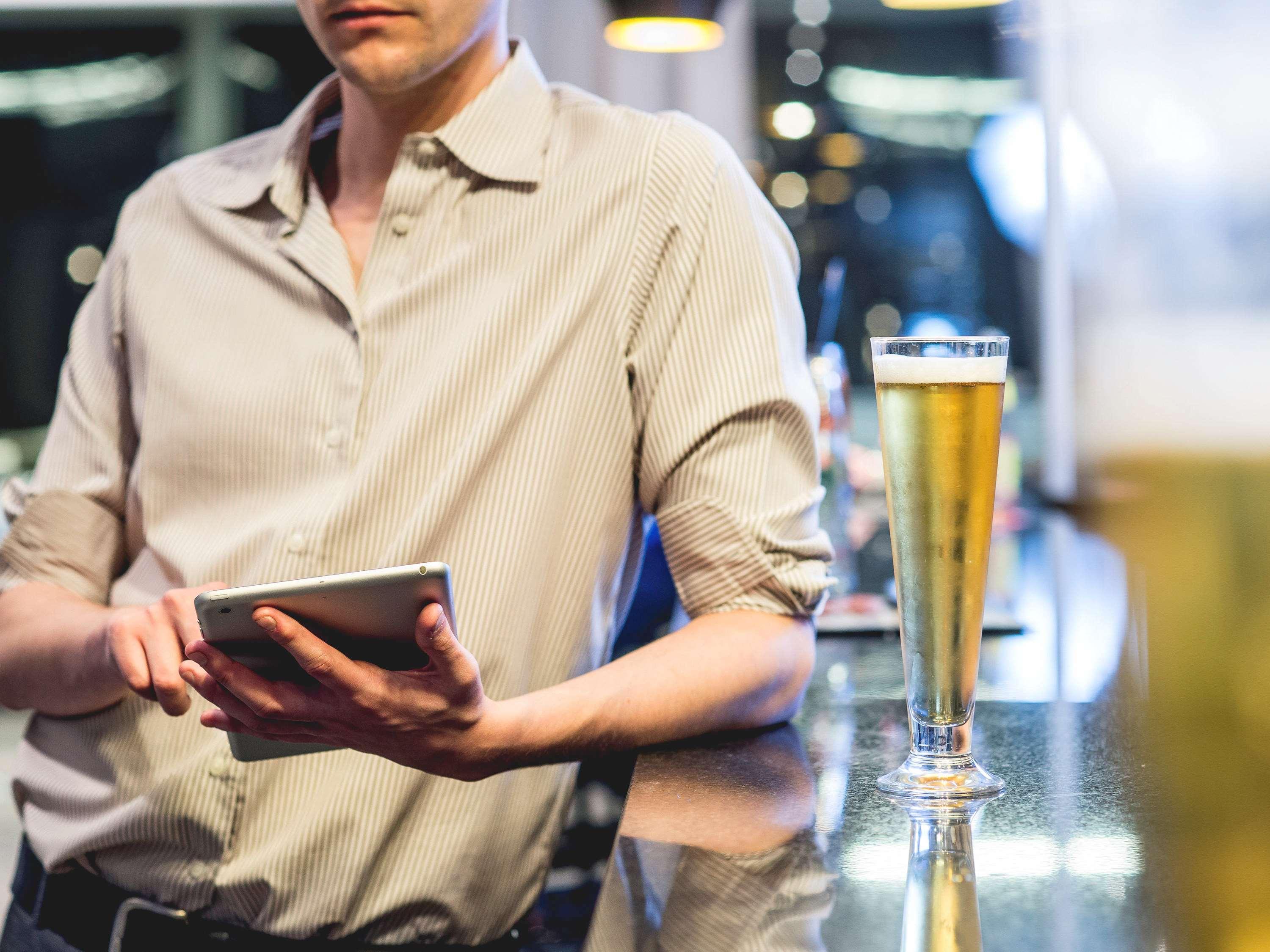 Pullman Santiago Vitacura Εξωτερικό φωτογραφία A bartender using a tablet computer