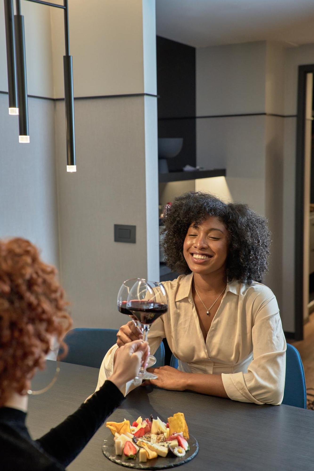 Pullman Santiago Vitacura Εξωτερικό φωτογραφία A woman with a glass of wine