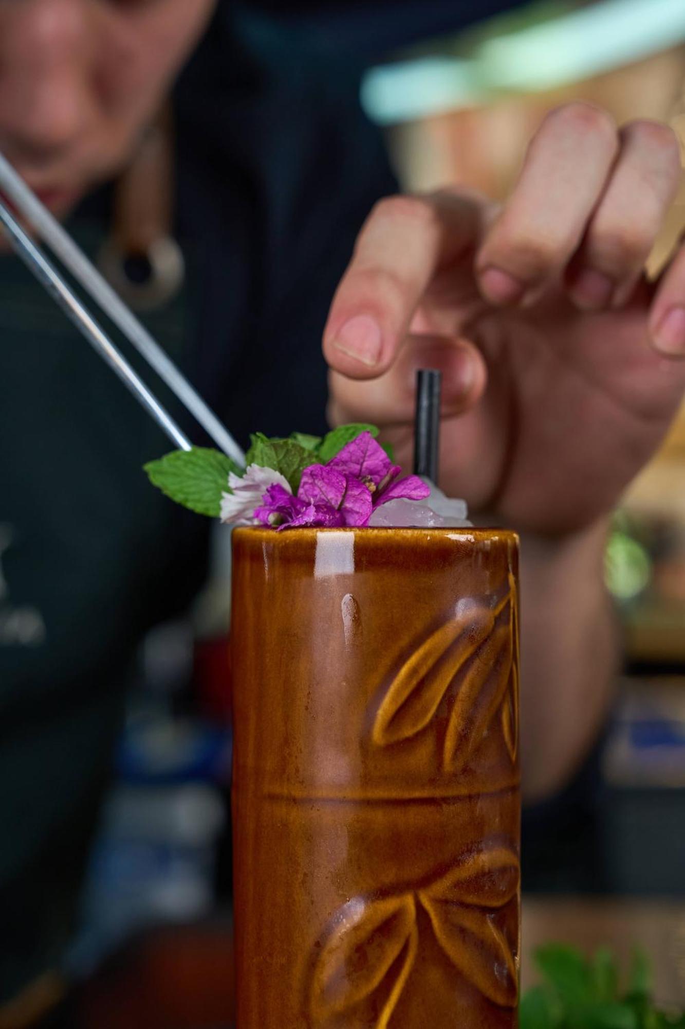 Pullman Santiago Vitacura Εξωτερικό φωτογραφία A tiki drink being garnished