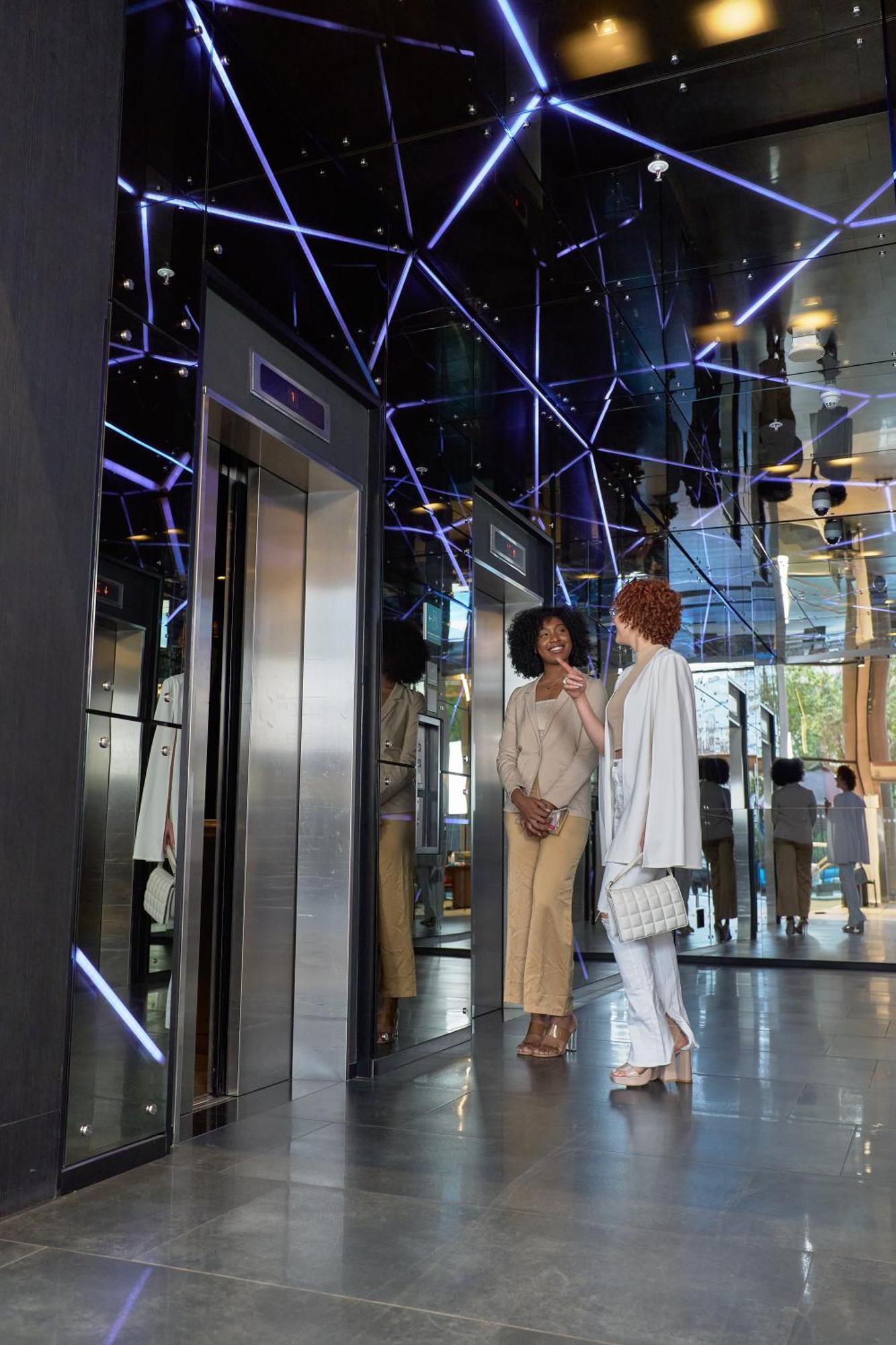 Pullman Santiago Vitacura Εξωτερικό φωτογραφία The elevators at the 1000 Museum