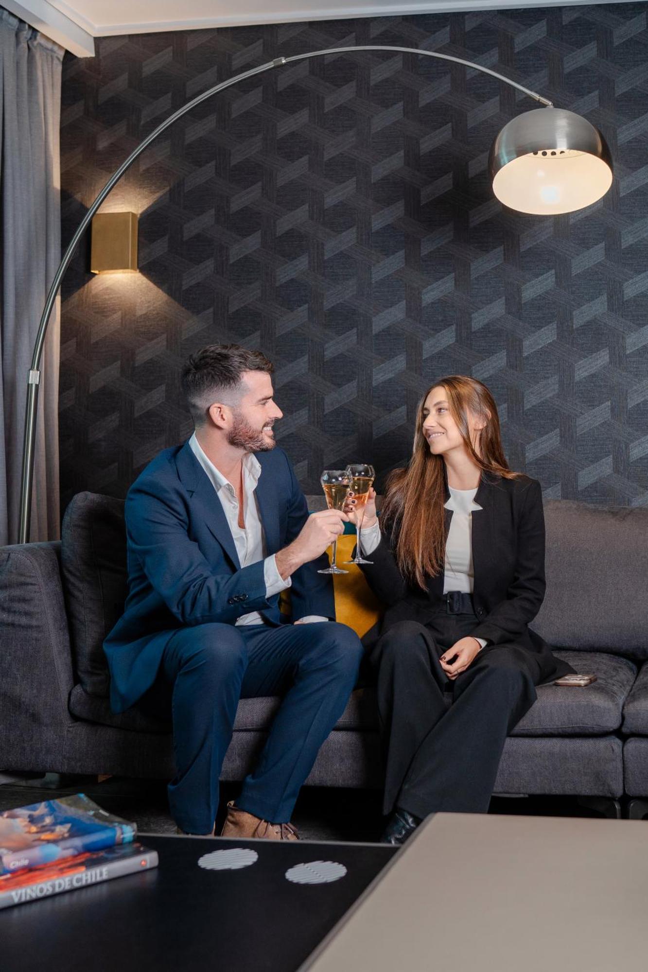 Pullman Santiago Vitacura Εξωτερικό φωτογραφία A couple drinking champagne