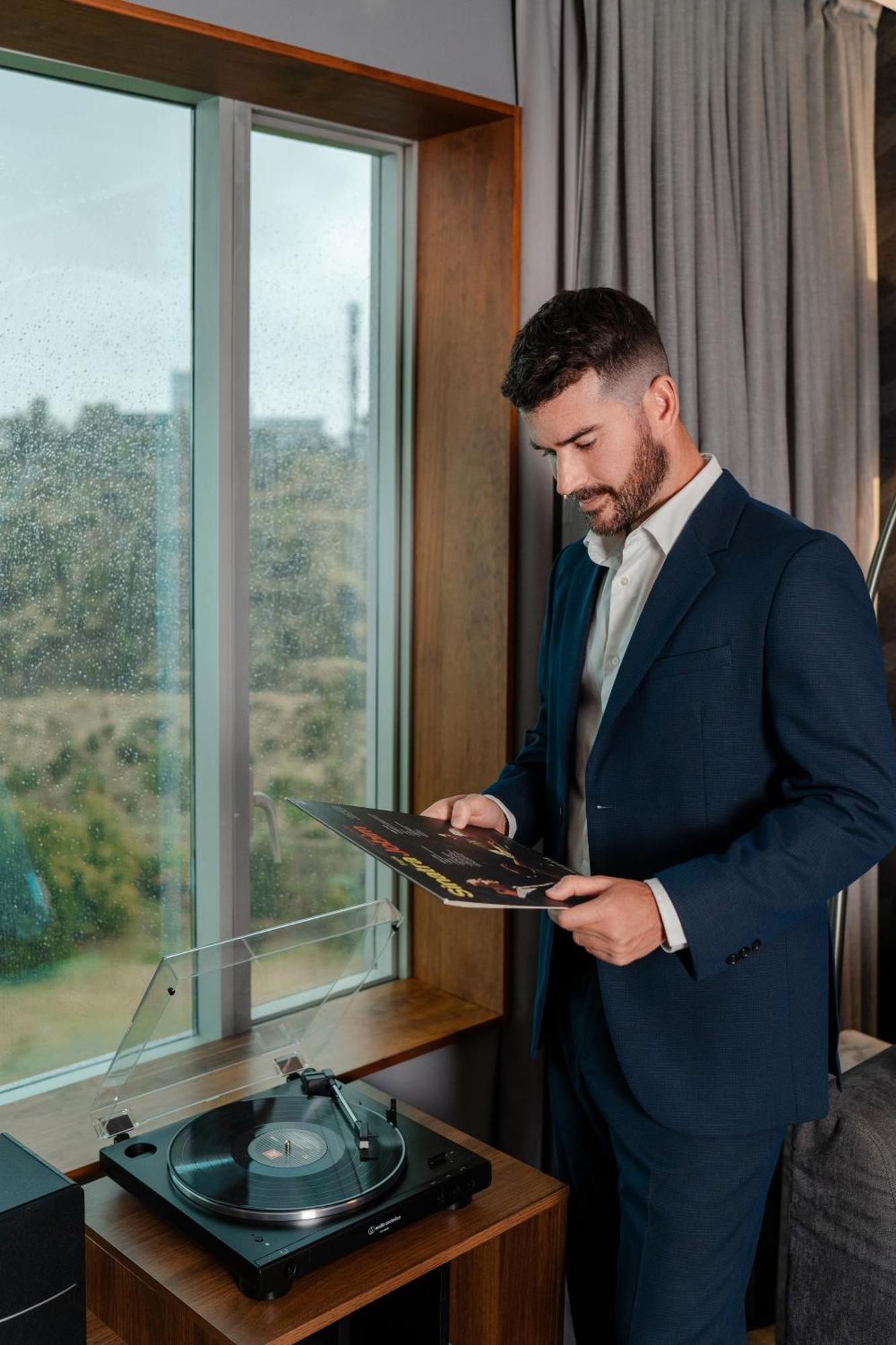 Pullman Santiago Vitacura Εξωτερικό φωτογραφία A man wearing a suit