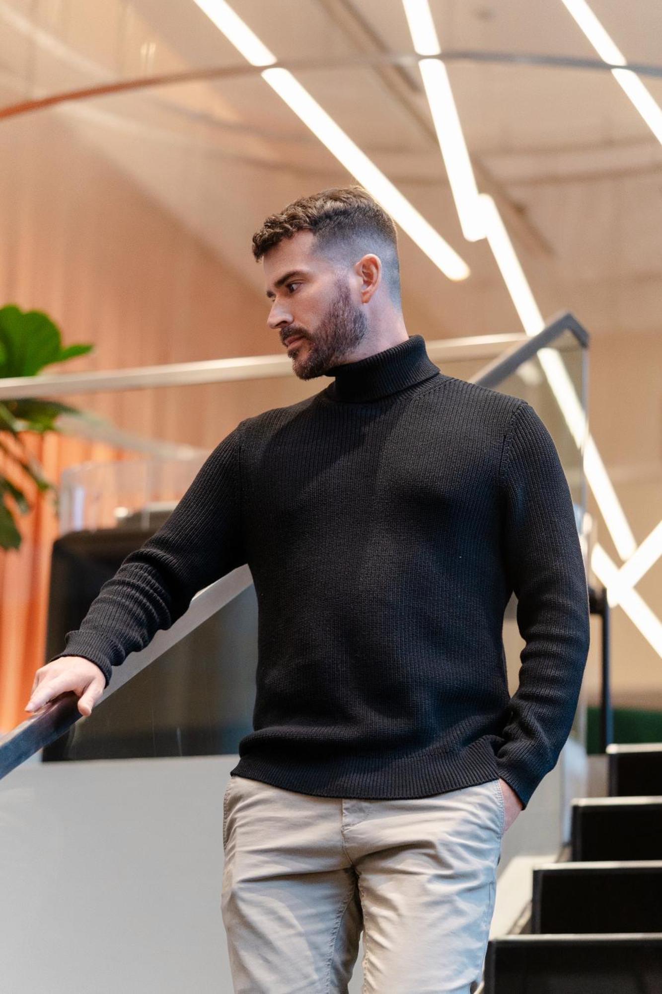 Pullman Santiago Vitacura Εξωτερικό φωτογραφία A man wearing a turtleneck