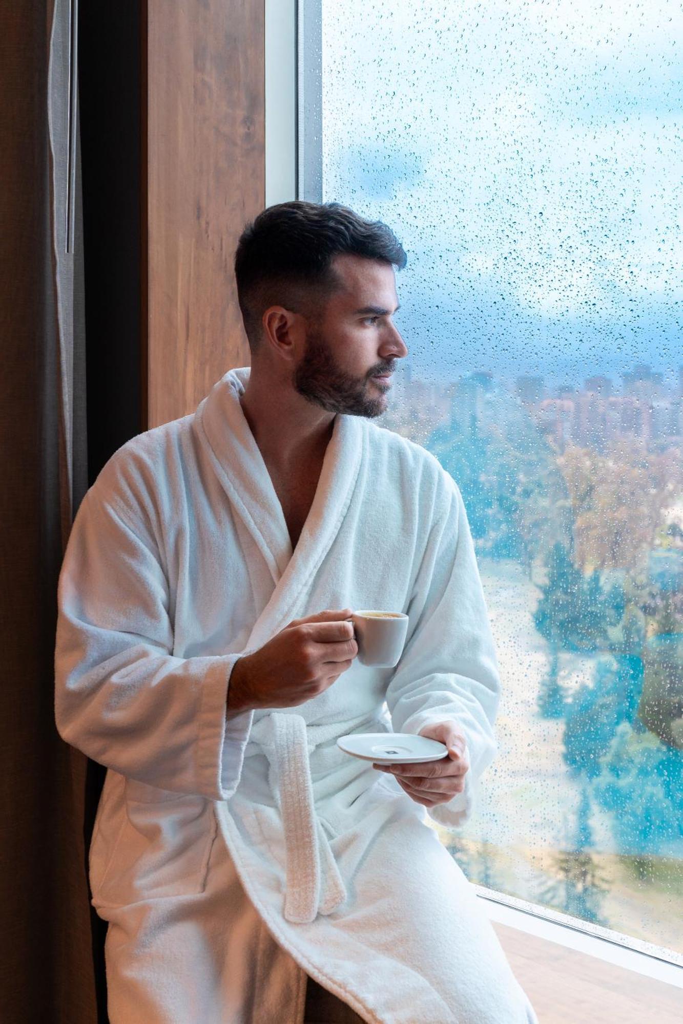 Pullman Santiago Vitacura Εξωτερικό φωτογραφία A man wearing a bathrobe