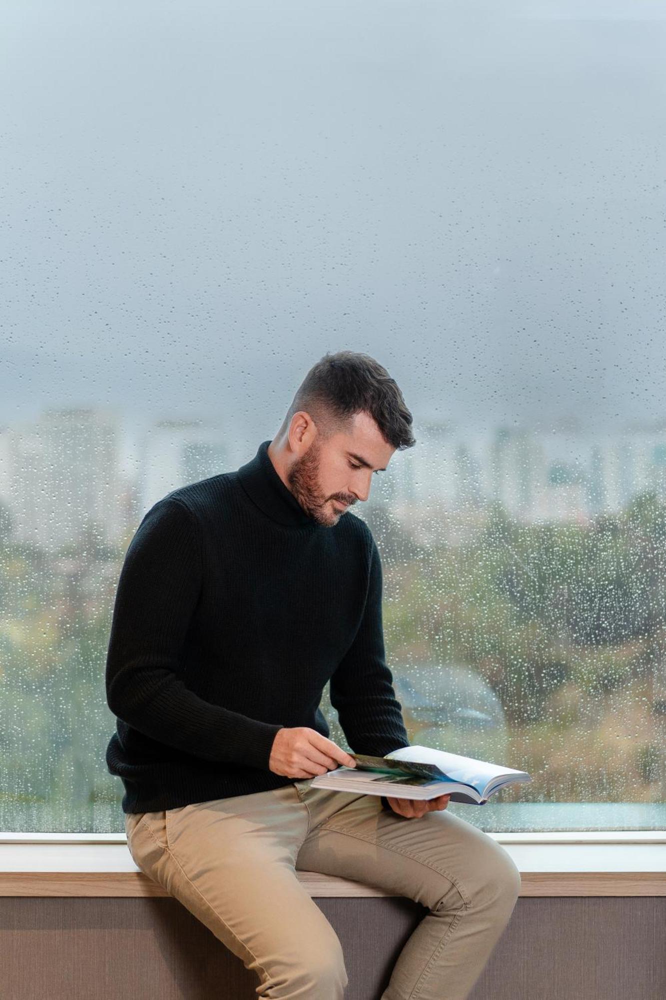 Pullman Santiago Vitacura Εξωτερικό φωτογραφία A man wearing a turtleneck