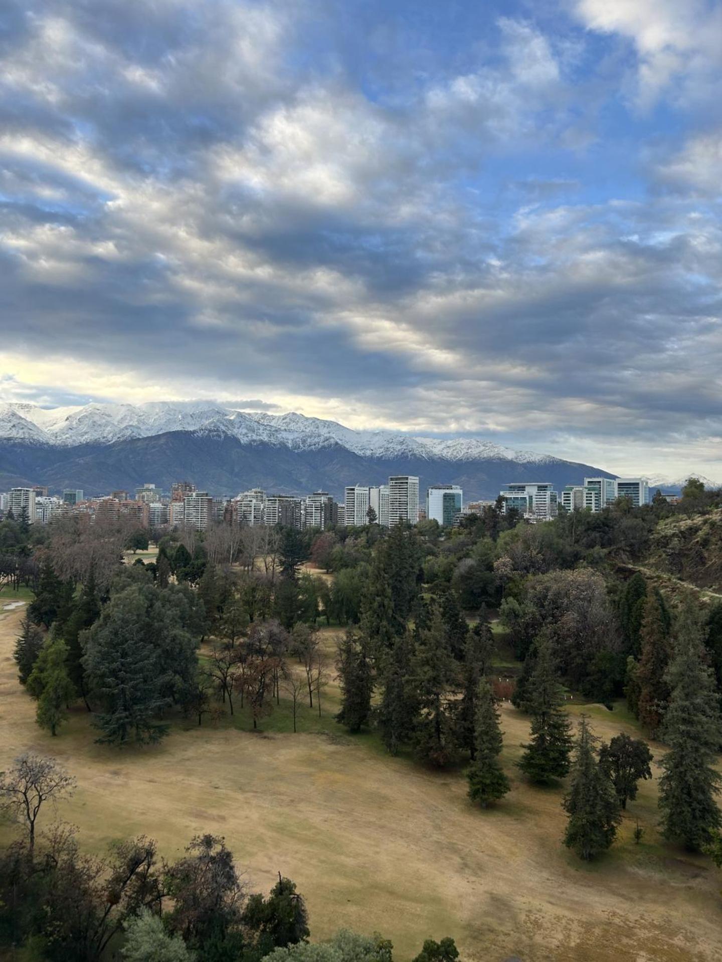 Pullman Santiago Vitacura Εξωτερικό φωτογραφία View of the city from the park